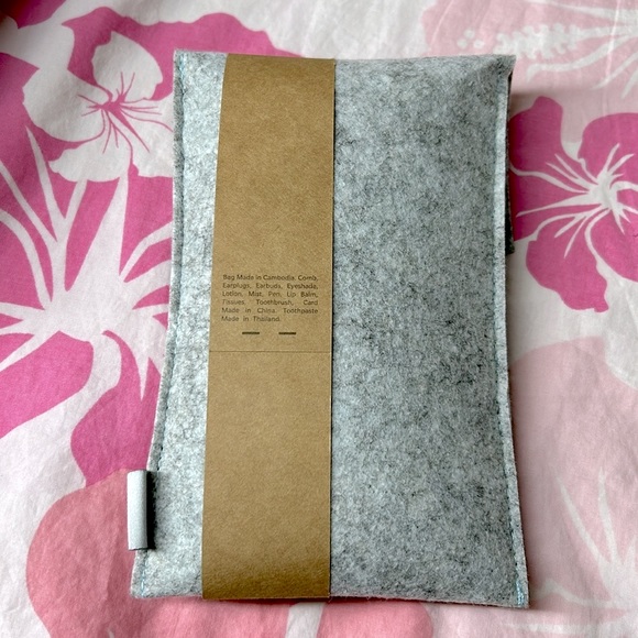 🖤NEW💕Hawaiian Airlines Kealopiko First Class Amenity Kit - Picture 3 of 8